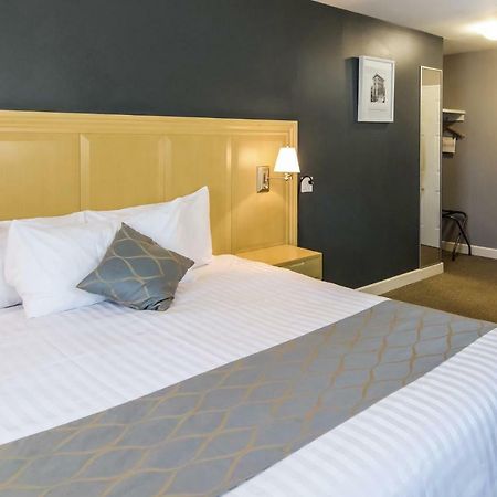 Red Lion Inn & Suites Abbotsford Extérieur photo