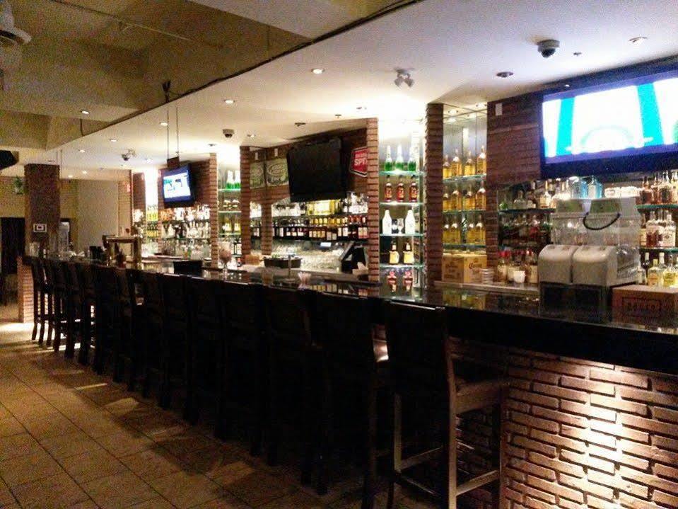 Red Lion Inn & Suites Abbotsford Extérieur photo