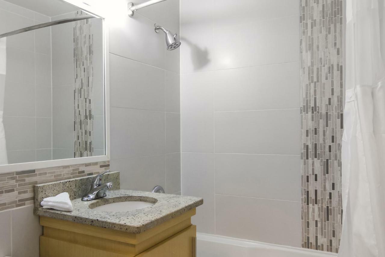 Red Lion Inn & Suites Abbotsford Extérieur photo
